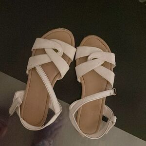 Hi I’m selling these sandals